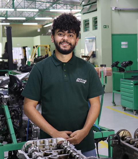 Estudante trabalhando na oficina da Escola do Mecânico