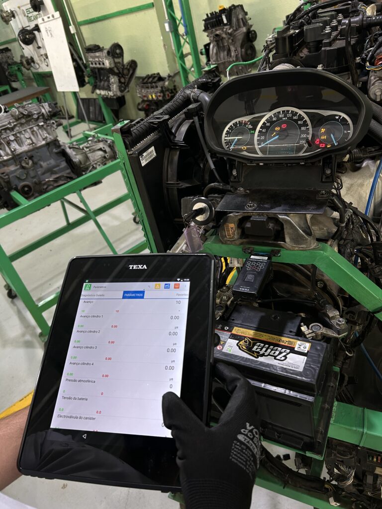 Mecânico realizando diagnóstico com scanner em veículo