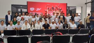 Alunos do projeto reunidos durante a aula inaugural.